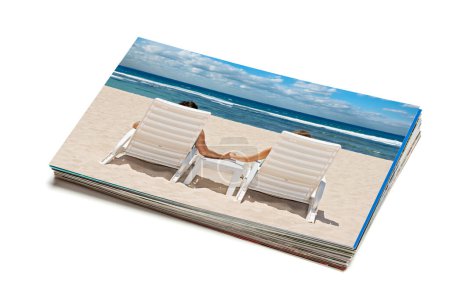 Téléchargez les photos : Vacances concept de plage arrière-plan créatif - pile de photos de vacances avec couple sur la plage image sur le dessus isolé sur fond blanc - en image libre de droit