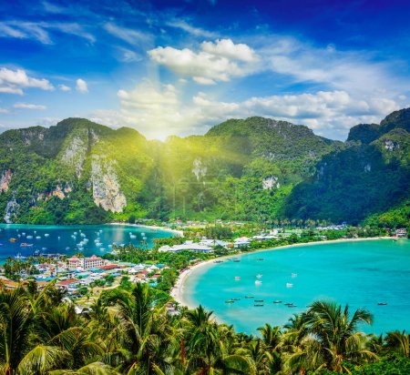 Téléchargez les photos : Fond de vacances voyage - île tropicale avec stations - île de Phi-Phi, province de Krabi, Thaïlande - en image libre de droit