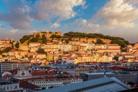 Téléchargez les photos : Vue de la ville de Lisbonne depuis le point de vue Miradouro de Sao Pedro de Alcantara au coucher du soleil. Lisbonne, Portugal. - en image libre de droit