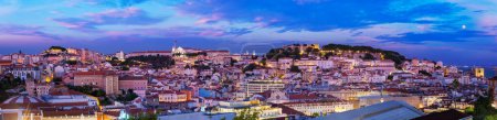 Foto de Panorama de Lisboa vista famosa desde Miradouro de Sao Pedro de Alcántara mirador turístico por la noche. Lisboa, Portugal - Imagen libre de derechos