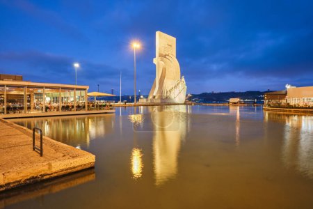 Foto de Monumento a los Descubrimientos en la orilla del río Tajo en el crepúsculo de la tarde con la reflexión en la piscina de agua, Lisboa, Portugal, Europa - Imagen libre de derechos