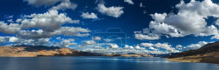 Téléchargez les photos : Panorama du lac himalayen Tso Moriri en Himalaya au coucher du soleil, Korzok, Ladakh, Inde - en image libre de droit