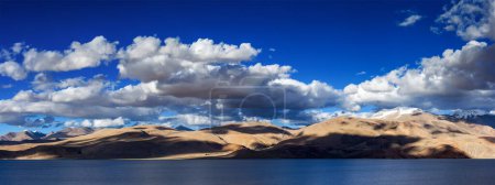 Foto de Panorama del lago del Himalaya Tso Moriri en Himalaya al atardecer, Korzok, Ladakh, India - Imagen libre de derechos
