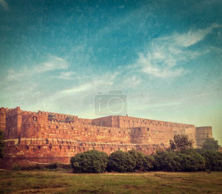 Téléchargez les photos : Vintage style rétro hipster image de voyage de Fort Agra avec texture grunge superposée. Agra, Uttar Pradesh, Inde - en image libre de droit