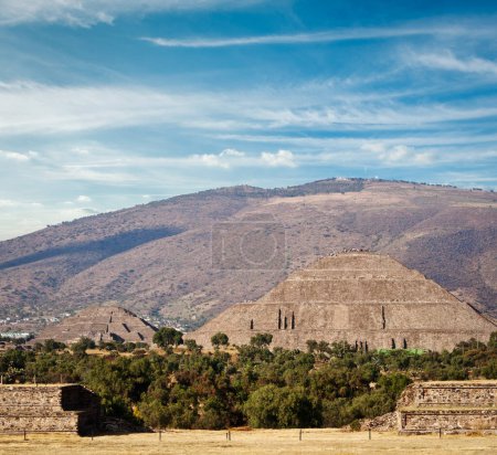 Foto de Pirámide del Sol y Pirámide de la Luna. Teotihuacán. México. Vista desde la Pirámide de la Luna
. - Imagen libre de derechos