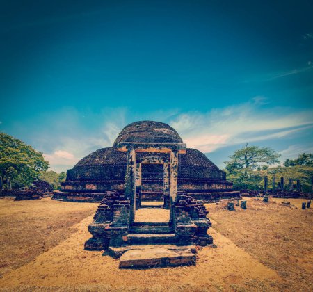 Téléchargez les photos : Vintage style rétro hipster image de voyage de l'ancien dagoba bouddhiste (stupe) Pabula Vihara. Ancienne ville de Polonnaruwa, Sri Lanka - en image libre de droit