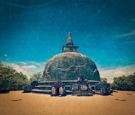 Téléchargez les photos : Vintage style rétro hipster image de voyage de Kiri Vihara - ancien dagoba avec texture grunge superposée. Polonnaruwa, Sri Lanka - en image libre de droit