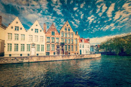 Téléchargez les photos : Vintage style rétro hipster image de voyage des canaux de Bruges. Bruges, Belgique avec texture grunge superposée - en image libre de droit