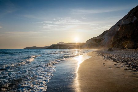 Téléchargez les photos : Plage de Fyriplaka et vagues de la mer Égée au coucher du soleil, île de Milos, Cyclades, Grèce - en image libre de droit