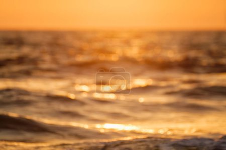 Foto de Océano en la puesta del sol retroiluminado con el sol desenfocado fondo borroso - Imagen libre de derechos