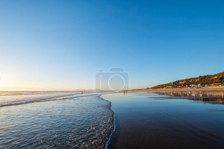 Téléchargez les photos : Coucher de soleil sur la plage de Fonte da Telha, Costa da Caparica, Portugal - en image libre de droit