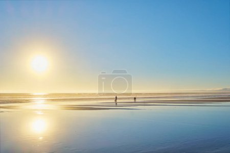 Téléchargez les photos : Coucher de soleil sur l'océan Atlantique avec soleil et vagues sur la plage de Fonte da Telha, Costa da Caparica, Portugal - en image libre de droit