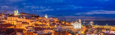 Téléchargez les photos : Panorama de Lisbonne vue célèbre depuis le point de vue touristique Miradouro de Santa Luzia sur le vieux quartier d'Alfama la nuit. Lisbonne, Portugal. - en image libre de droit