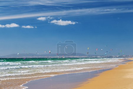 Téléchargez les photos : Kiteboarding kitesurf kiteboarder kitesurfer cerfs-volants sur la plage de l'océan Atlantique à Fonte da Telha plage, Costa da Caparica, Portugal - en image libre de droit