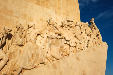 Foto de Lisboa, Portugal - 31 de agosto de 2022: Monumento a los Descubrimientos a orillas del río Tajo, donde los barcos partieron para explorar y comerciar con la India y Oriente, celebra la Era Portuguesa del Descubrimiento - Imagen libre de derechos
