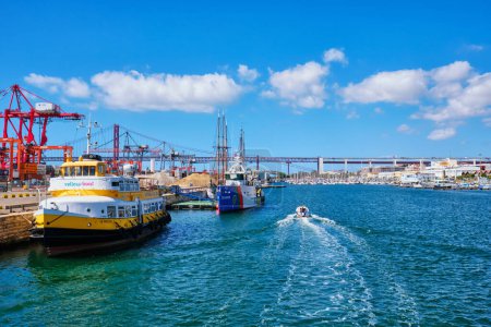 Téléchargez les photos : Lisbonne, Portugal - 6 septembre 2022 : Port de Lisbonne avec bateau mouillé touristique jaune et patrouilleur BOJADOR et hors-bord par une journée ensoleillée. Tage, Lisbonne, Portugal - en image libre de droit