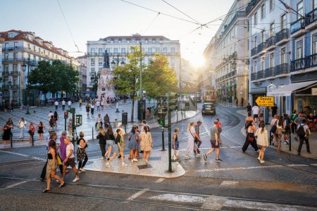 Foto de Lisboa, Portugal - 21 de septiembre de 2022: La gente cruza la calle en la concurrida plaza Luis De Camoes Praca Luis de Camoes, una de las plazas más grandes de la ciudad de Lisboa en Portugal - Imagen libre de derechos