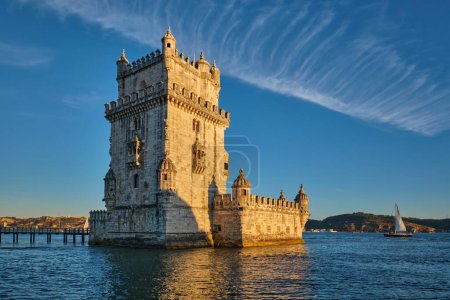 Foto de Torre Belem o Torre de San Vicente - famoso monumento turístico de Lisboa y atracción turística - a orillas del río Tajo Tejo al atardecer. Lisboa, Portugal con yate turístico - Imagen libre de derechos