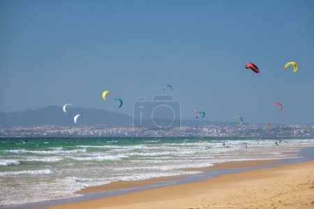 Téléchargez les photos : Kiteboarding kitesurf kiteboarder kitesurfer cerfs-volants sur la plage de l'océan Atlantique à Fonte da Telha plage, Costa da Caparica, Portugal - en image libre de droit