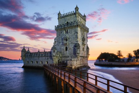 Foto de Torre Belem o Torre de San Vicente - famoso monumento turístico de Lisboa y atracción turística - a orillas del río Tajo Tejo al atardecer después del atardecer con un cielo dramático. Lisboa, Portugal - Imagen libre de derechos