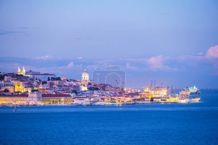 Téléchargez les photos : Vue de Lisbonne sur le Tage avec paquebot de croisière amarré au crépuscule du soir. Lisbonne, Portugal - en image libre de droit