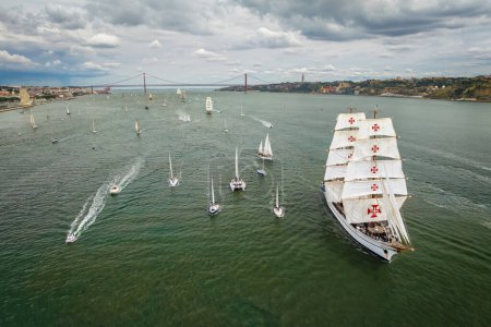Foto de Vista aérea de drones de barcos altos con velas que navegan en el río Tajo hacia el océano Atlántico en Lisboa, Portugal - Imagen libre de derechos