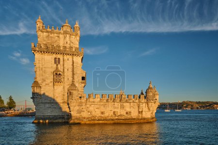 Foto de Torre Belem o Torre de San Vicente - famoso monumento turístico de Lisboa y atracción turística - a orillas del río Tajo Tejo al atardecer. Lisboa, Portugal con yate turístico - Imagen libre de derechos