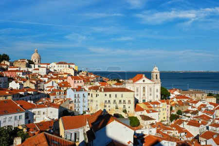 Foto de Vista de Lisboa famosa postal icónica vista desde Miradouro de Santa Luzia mirador turístico sobre el casco antiguo de Alfama. Lisboa, Portugal. - Imagen libre de derechos