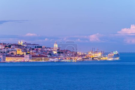 Foto de Vista de Lisboa sobre el río Tajo con crucero amarrado al atardecer. Lisboa, Portugal - Imagen libre de derechos