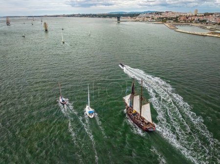 Foto de Vista aérea de drones de barcos altos con velas que navegan en el río Tajo hacia el océano Atlántico en Lisboa, Portugal - Imagen libre de derechos