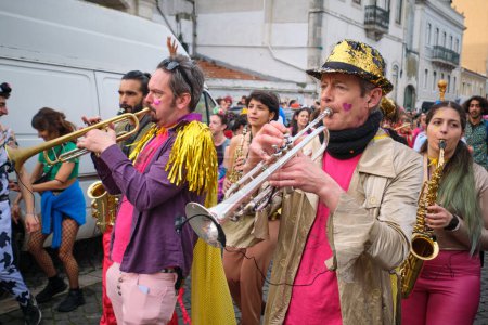 Foto de Lisboa, Portugal - 18 de febrero de 2023: Desfile de carnaval en las calles de Lisboa por el colectivo artístico Clandestino Colombina - Imagen libre de derechos