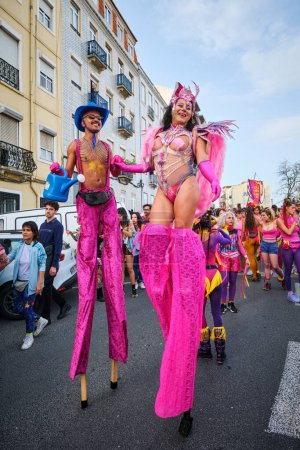 Foto de Lisboa, Portugal - 18 de febrero de 2023: Desfile de carnaval en las calles de Lisboa por el colectivo artístico Clandestino Colombina - Imagen libre de derechos