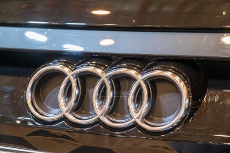 Téléchargez les photos : Lisbonne, Portugal - 12 mai 2023 : L'emblème du logo de la voiture électrique Audi gros plan - en image libre de droit