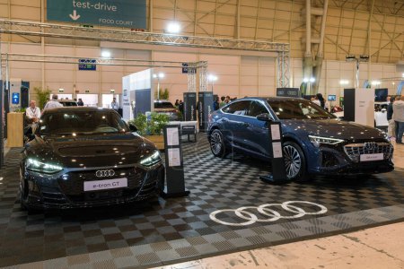 Téléchargez les photos : Lisbonne, Portugal - 12 mai 2023 : Audi e-tron GT et Q8 e-tron exposent leur voiture électrique à ECAR SHOW - Salon de l'automobile hybride et électrique - en image libre de droit