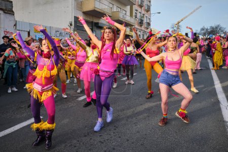 Téléchargez les photos : Lisbonne, Portugal - 18 février 2023 : Défilé de carnaval dans les rues de Lisbonne par le collectif artistique Clandestine Colombina - en image libre de droit