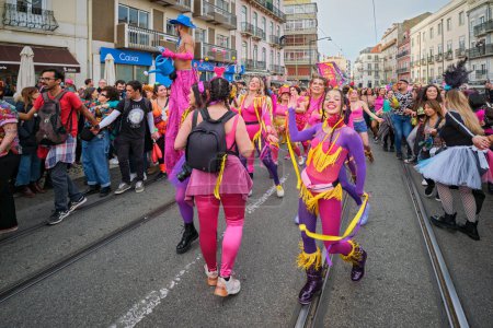 Téléchargez les photos : Lisbonne, Portugal - 18 février 2023 : Défilé de carnaval dans les rues de Lisbonne par le collectif artistique Clandestine Colombina - en image libre de droit