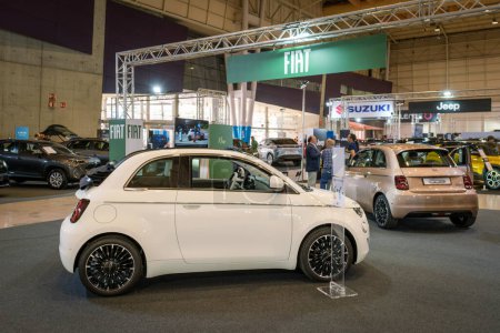 Téléchargez les photos : Lisbonne, Portugal - 12 mai 2023 : Fiat 500 Cabrio electric car on display at ECAR SHOW - Hybrid and Electric Motor Show - en image libre de droit