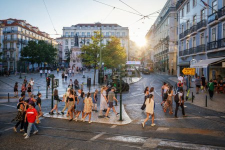 Téléchargez les photos : Lisbonne, Portugal - 21 septembre 2022 : Personnes traversant la rue sur la place Luis De Camoes Praca Luis de Camoes, l'une des plus grandes places de la ville de Lisbonne au Portugal - en image libre de droit