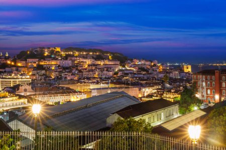 Foto de Vista de Lisboa famosa vista desde Miradouro de Sao Pedro de Alcántara mirador turístico por la noche. Lisboa, Portugal. Cámara panorámica - Imagen libre de derechos