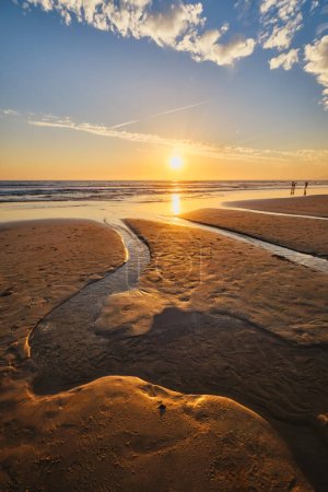 Téléchargez les photos : Coucher de soleil sur la plage de Fonte da Telha, Costa da Caparica, Portugal - en image libre de droit