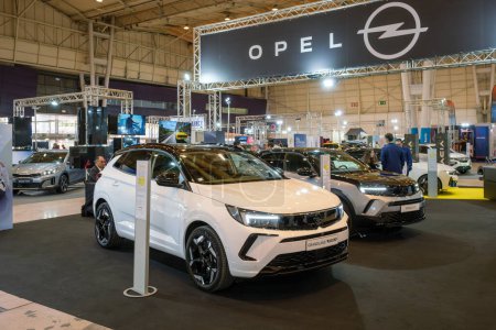 Foto de Lisboa, Portugal - 12 de mayo de 2023: Opel Grandland GSe hybrid y Opel Mokka electric cars en exhibición en ECAR SHOW - Hybrid and Electric Motor Show - Imagen libre de derechos