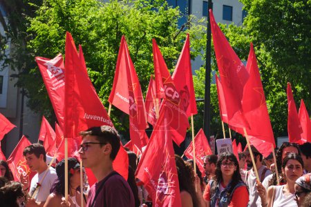 Téléchargez les photos : Lisbonne, Portugal - 25 avril 2023 : Célébration anniversaire de la révolution des œillets alias la révolution du 25 avril 25 de Abril par une marche de démonstration - en image libre de droit