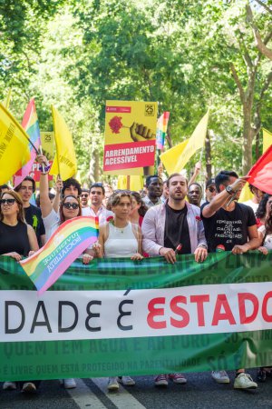 Foto de Lisboa, Portugal - 25 de abril de 2023: Celebración del aniversario de La Revolución del Clavel, también conocida como la Revolución del 25 de abril 25 de abril por marcha de manifestación - Imagen libre de derechos
