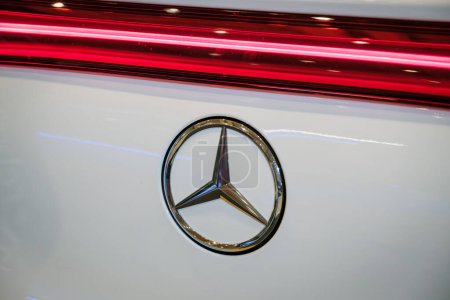 Téléchargez les photos : Lisbonne, Portugal - 12 mai 2023 : L'emblème du logo de la voiture Mercedes-Benz gros plan - en image libre de droit