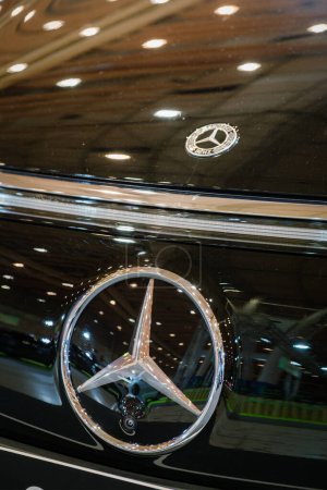 Foto de Lisboa, Portugal - 12 de mayo de 2023: emblema del logotipo del coche Mercedes-Benz - Imagen libre de derechos