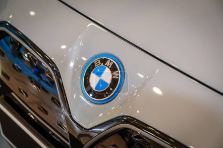 Foto de Lisboa, Portugal - 12 de mayo de 2023: emblema del logotipo del automóvil eléctrico BMW de cerca - Imagen libre de derechos