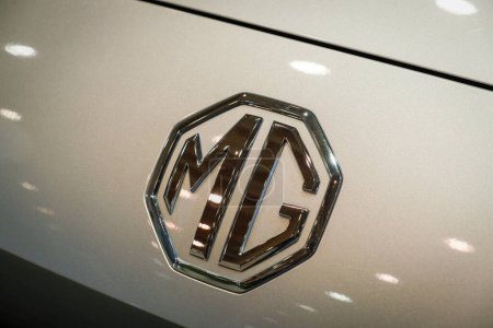 Foto de Lisboa, Portugal - 12 de mayo de 2023: MG emblema del logotipo del coche eléctrico de cerca - Imagen libre de derechos