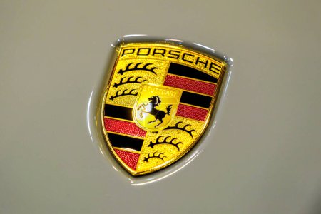 Foto de Lisboa, Portugal - 12 de mayo de 2023: primer plano del emblema del logotipo del automóvil Porsche - Imagen libre de derechos
