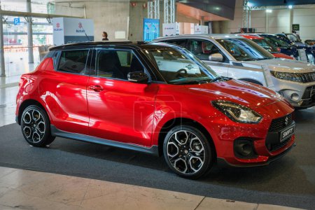 Foto de Lisboa, Portugal - 12 de mayo de 2023: Suzuki Swift automóvil híbrido en exhibición en ECAR SHOW - Hybrid and Electric Motor Show - Imagen libre de derechos
