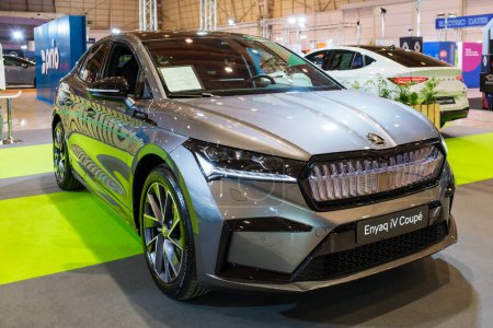 Foto de Lisboa, Portugal - 12 de mayo de 2023: SKODA Enyaq iV Coupe electric car on display at ECAR SHOW - Hybrid and Electric Motor Show - Imagen libre de derechos